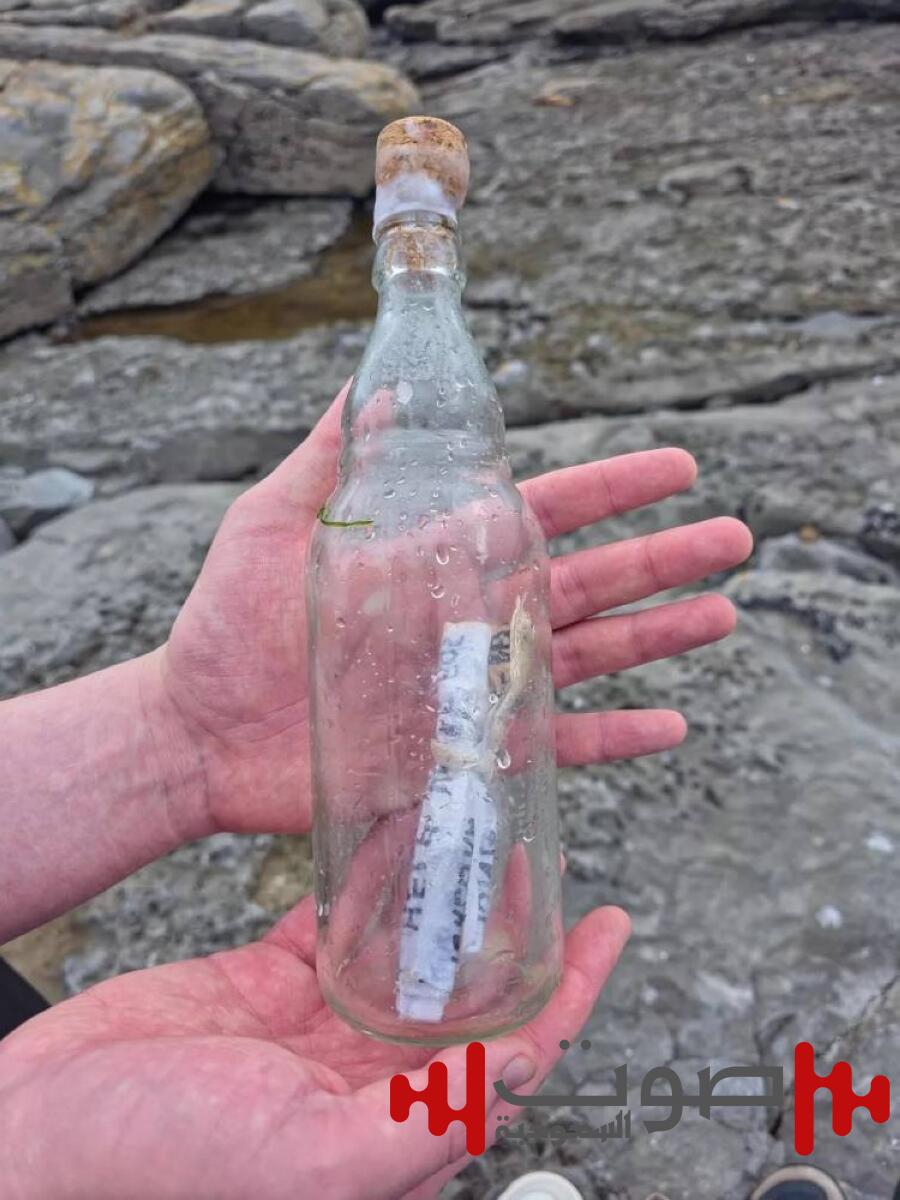 العثور على رسالة غامضة في زجاجة على شاطئ إيرلندي.. تطلب المساعدة من جزيرة مجهولة !