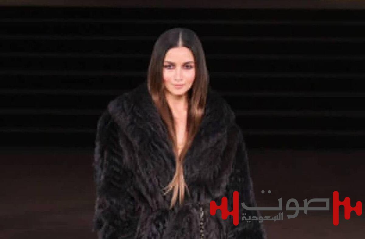 إطلالة النجمة الهندية عليا تسرق الأضواء في أسبوع الموضة