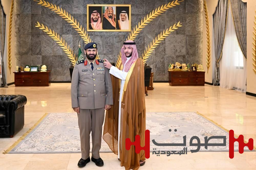 محافظ الطائف يقلد القحطاني رتبة لواء