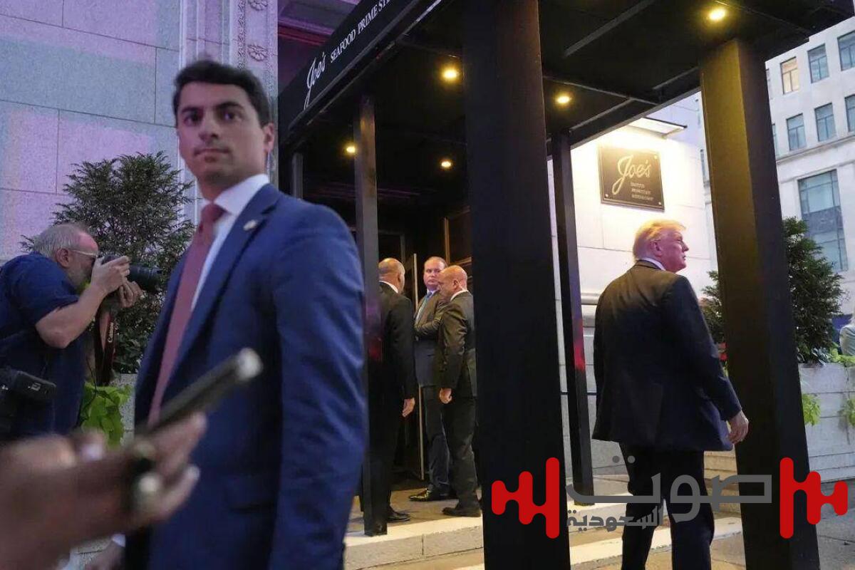 فيديو.. ترمب يواجه هتافات «فلسطين حرة» في عشاء مع أعضاء إدارته داخل مطعم بواشنطن