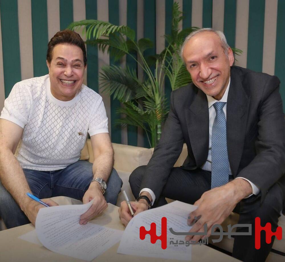 «حكيم» يوقع عقداً فنياً لإنتاج أغانٍ وحفلات خارج مصر