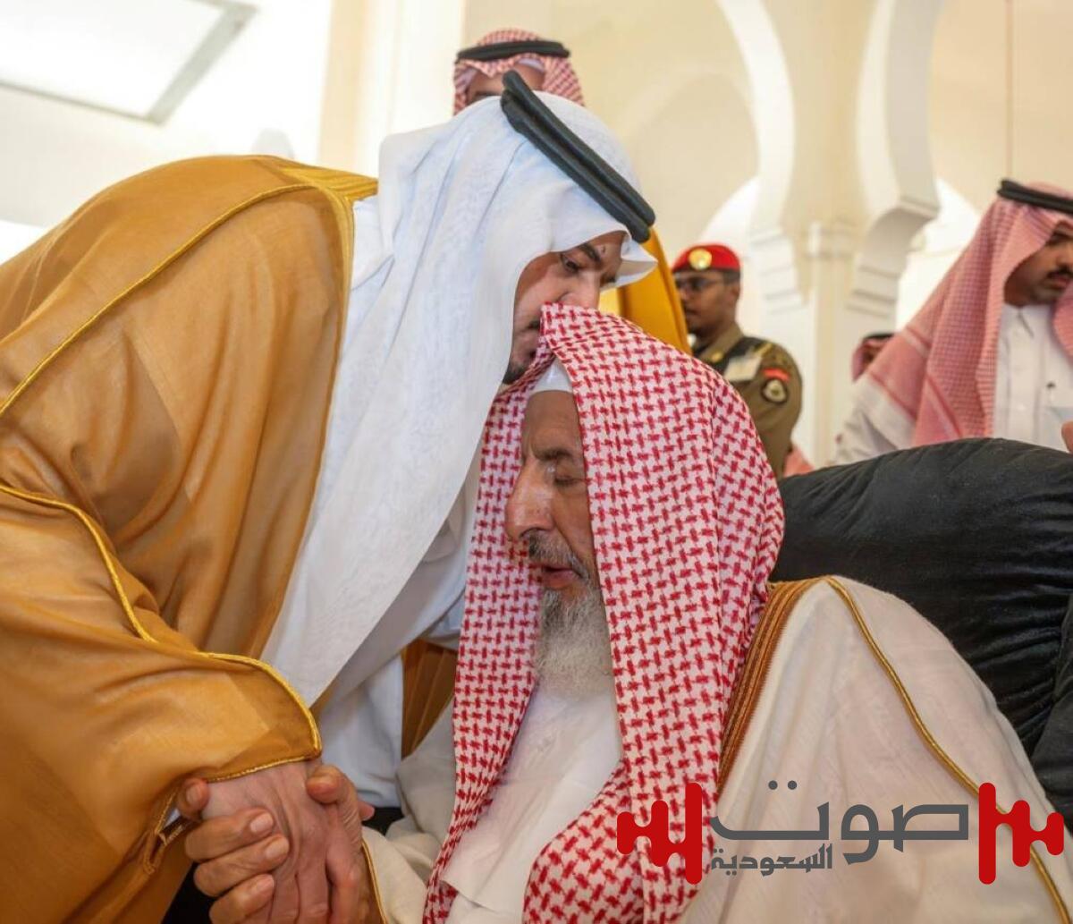 نائب أمير الرياض يؤدي صلاة الميت على والدة آل الشيخ