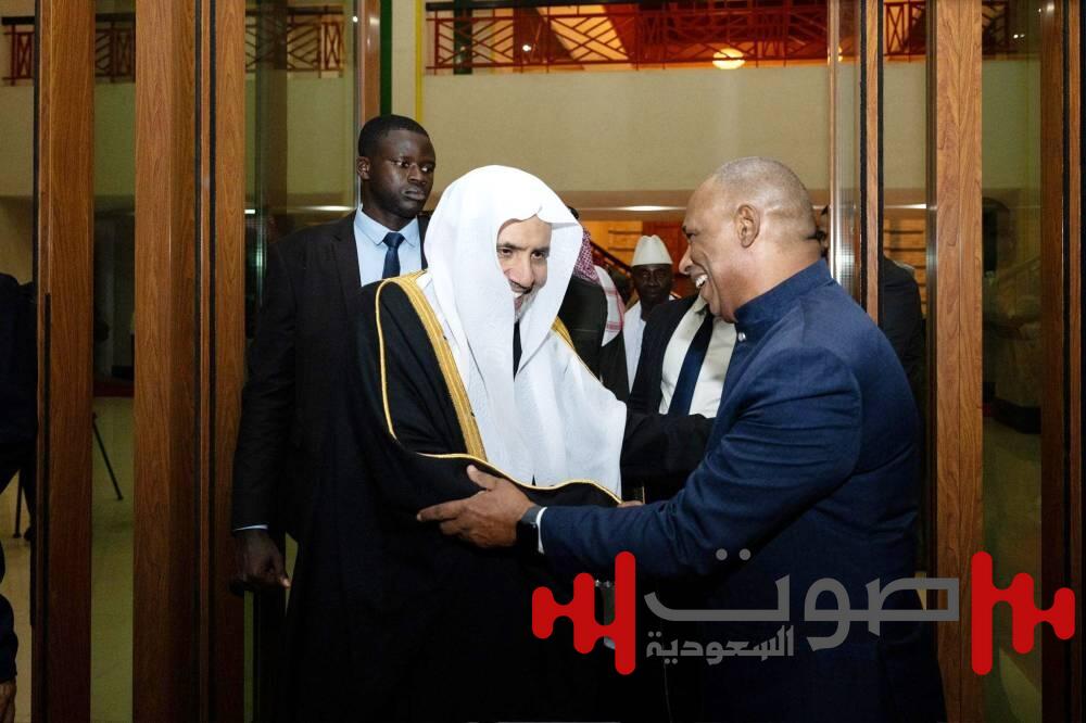 العيسى يلتقي رئيس وزراء غينيا بيساو ويقف على برنامج جراحات العيون