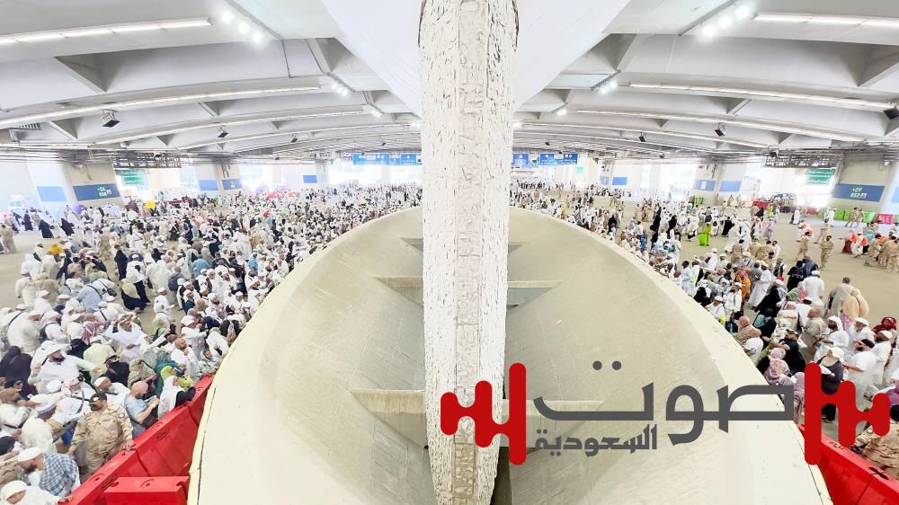 الحجاج يرمون الجمرات في أول أيام التشريق