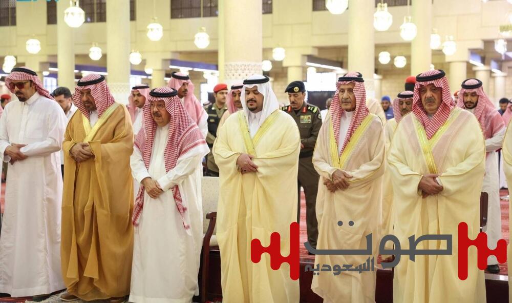 نائب أمير الرياض يؤدي صلاة الميت على الوليد بن خالد بن طلال