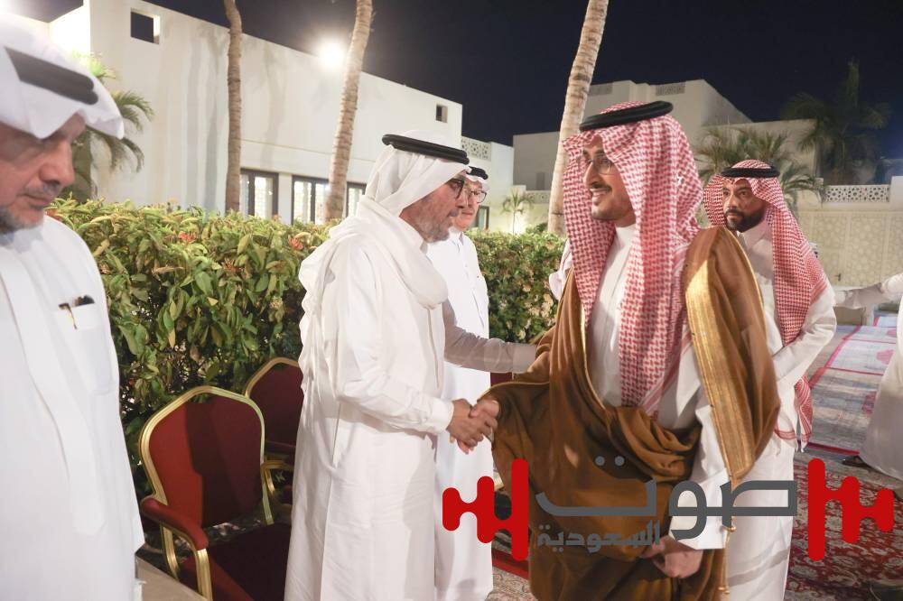 فيصل بن محمد يعزّي أسرة جمجوم في فقيدها
