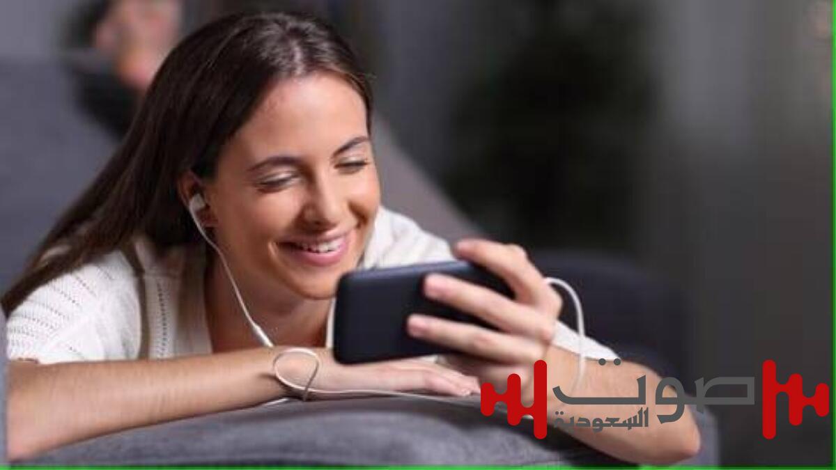 دراسة تكشف أضرار مخاطر سماعات الأذن على الصحة النفسية