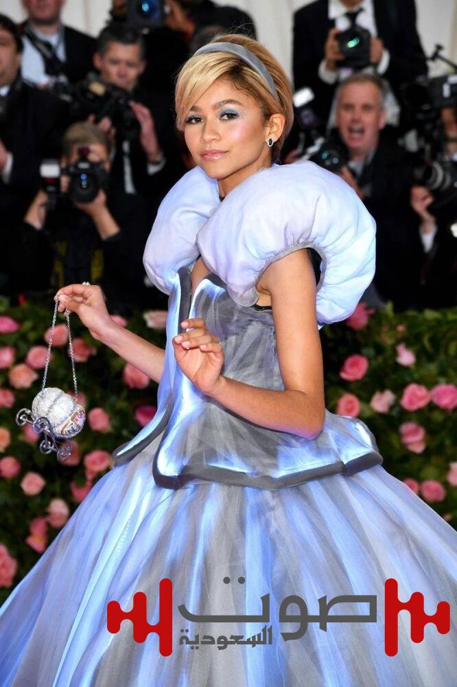 أيقونات تمشي على السجادة.. 5 إطلالات راسخة في تاريخ الموضة