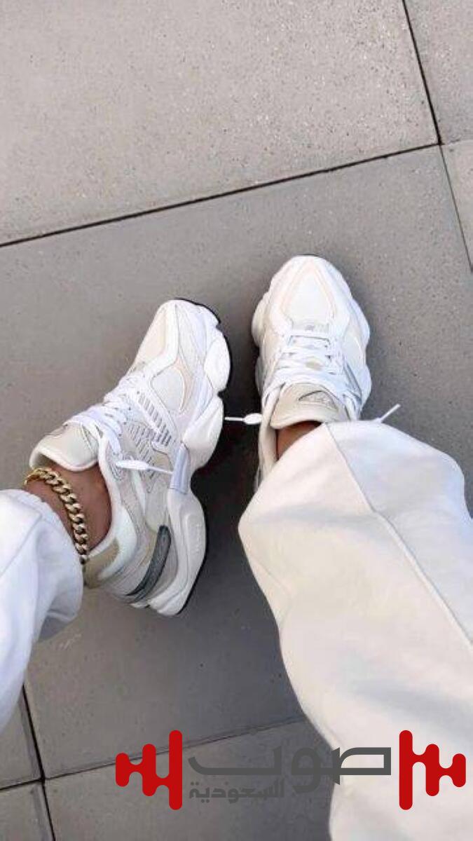 حذاء التنس الأبيض يستمر خياراً أساسياً في الموضة عبر السنوات