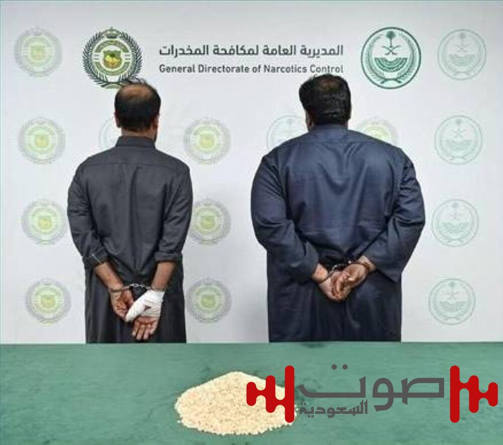 القبض على شخصين لترويجهما 17,000 قرص من مادة الإمفيتامين في تبوك