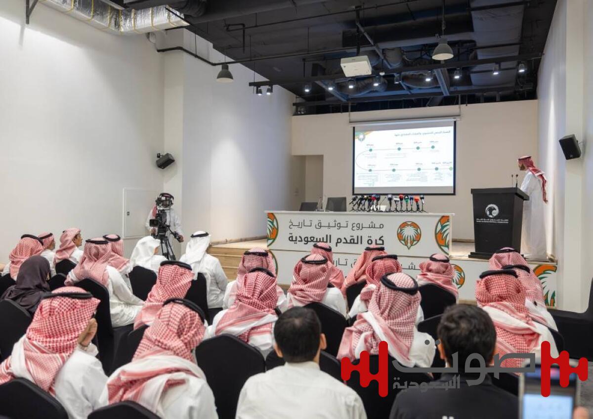 آل خليفة يهنئ المسحل بإتمام مشروع توثيق تاريخ كرة القدم السعودية