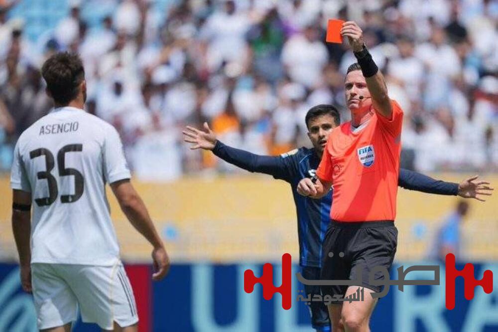 مفاجأة غير معتادة.. طرد مدافع ريال مدريد بعد 7 دقائق فقط من بداية اللقاء