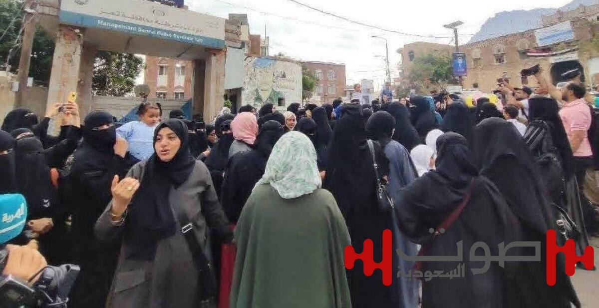 وقفة نسائية حاشدة للمطالبة بالقبض على قتلة المسؤولة الحكومية في تعز