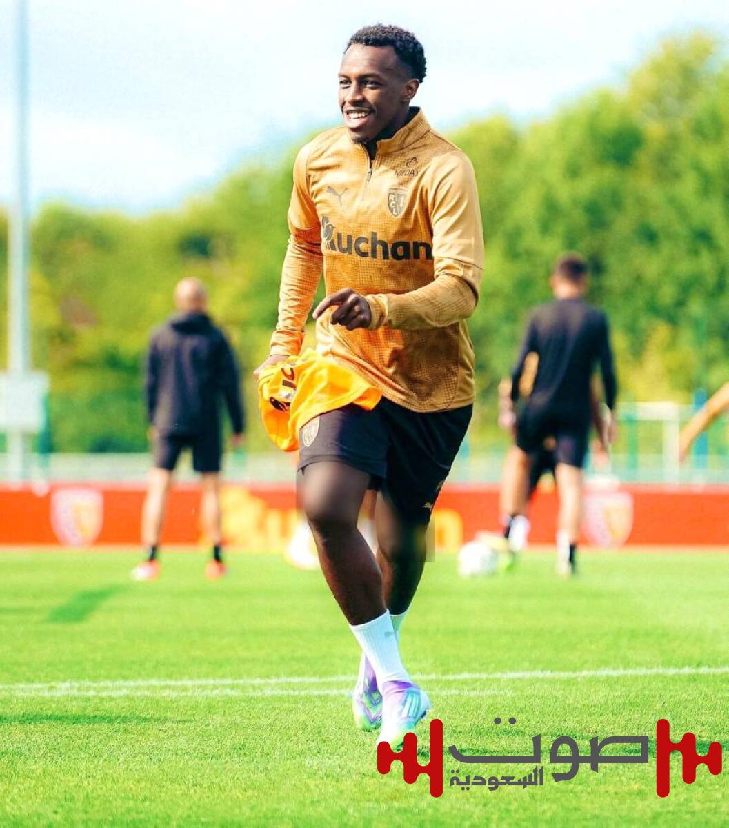 سعود عبدالحميد يظهر مع لانس أمام ليون