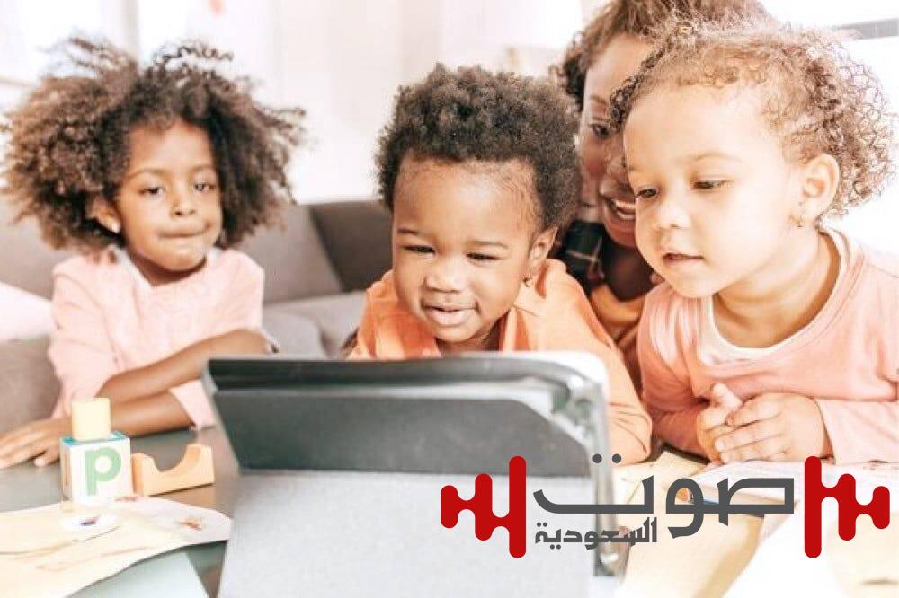الشاشات تقلل المهارات اللغوية لدى الأطفال