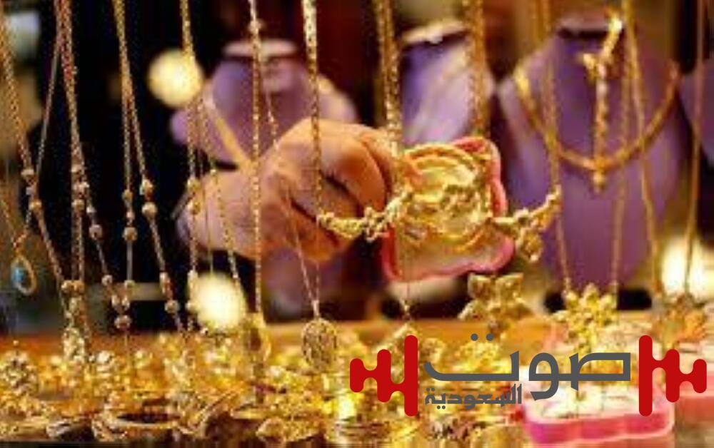 أوقية الذهب إلى 3,243 دولاراً