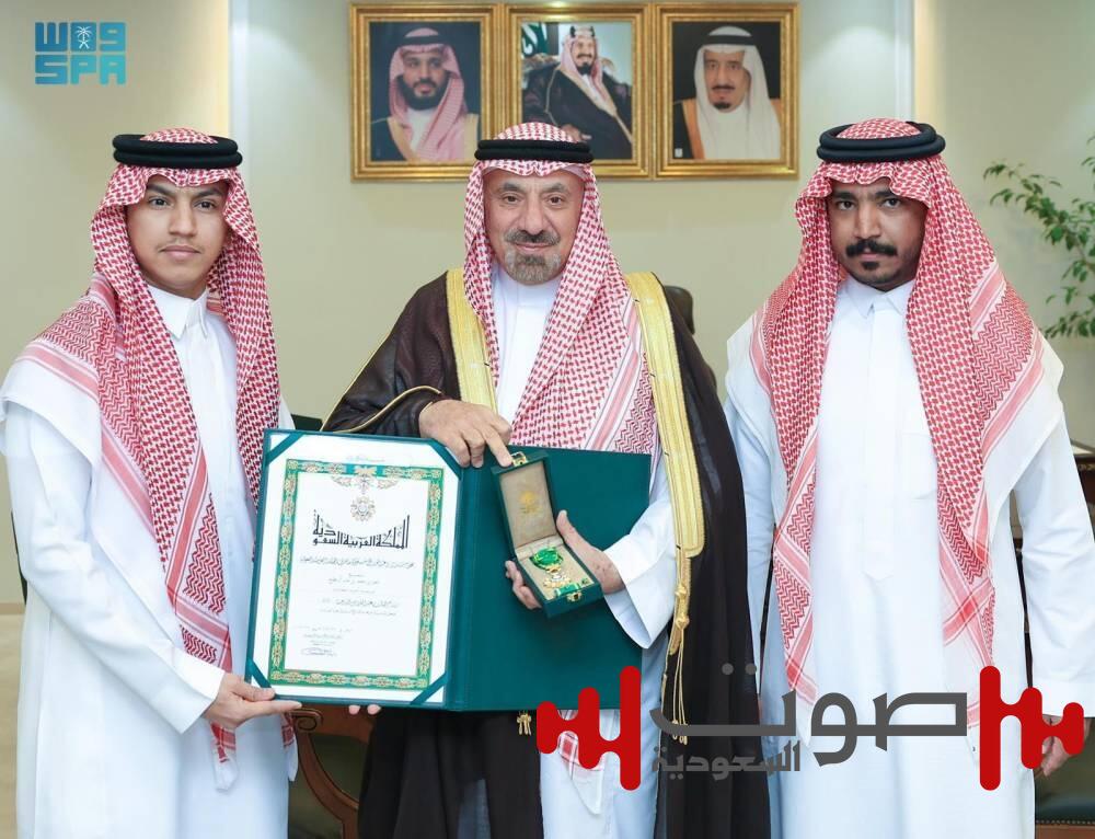 أمير نجران يسلّم شاباً وسام الملك عبدالعزيز لتبرعه بإحدى كليتيه لشقيقه