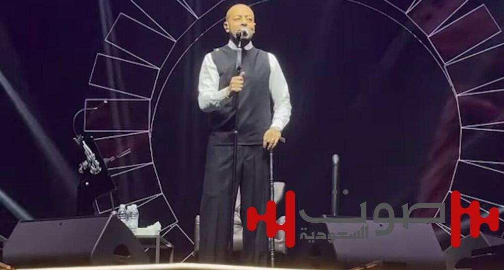 بعكاز وابتسامة.. تامر عاشور يتحدى الإصابة ويشعل حفل الكويت