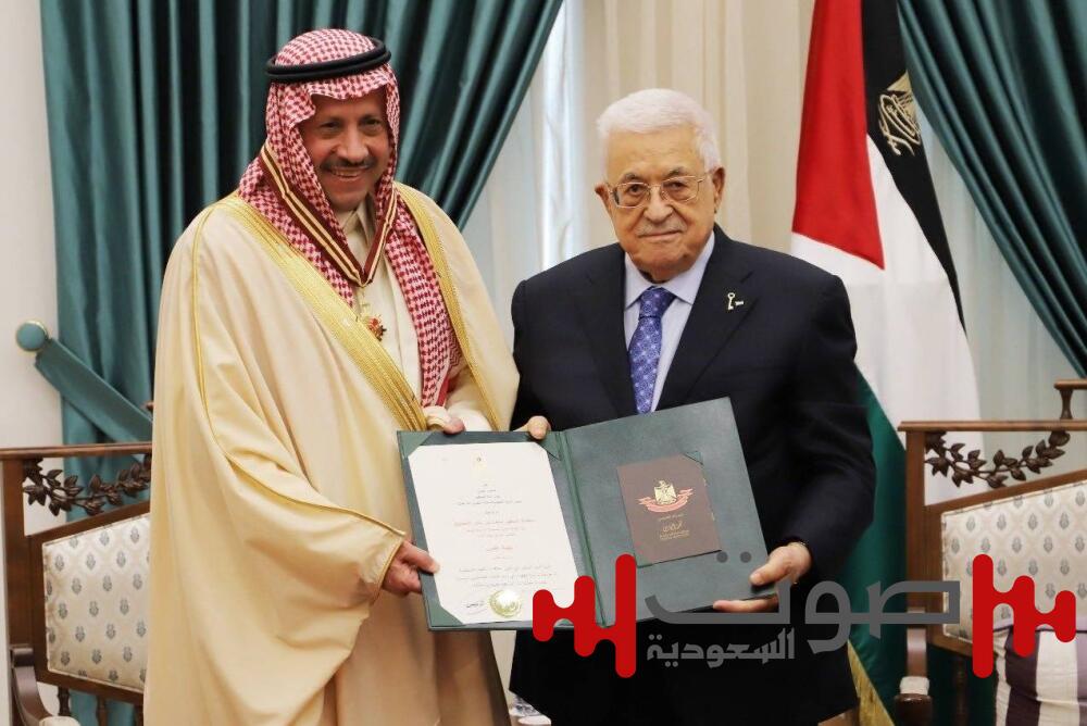 الرئيس الفلسطيني يقلّد سفير المملكة غير المقيم وسام نجمة القدس
