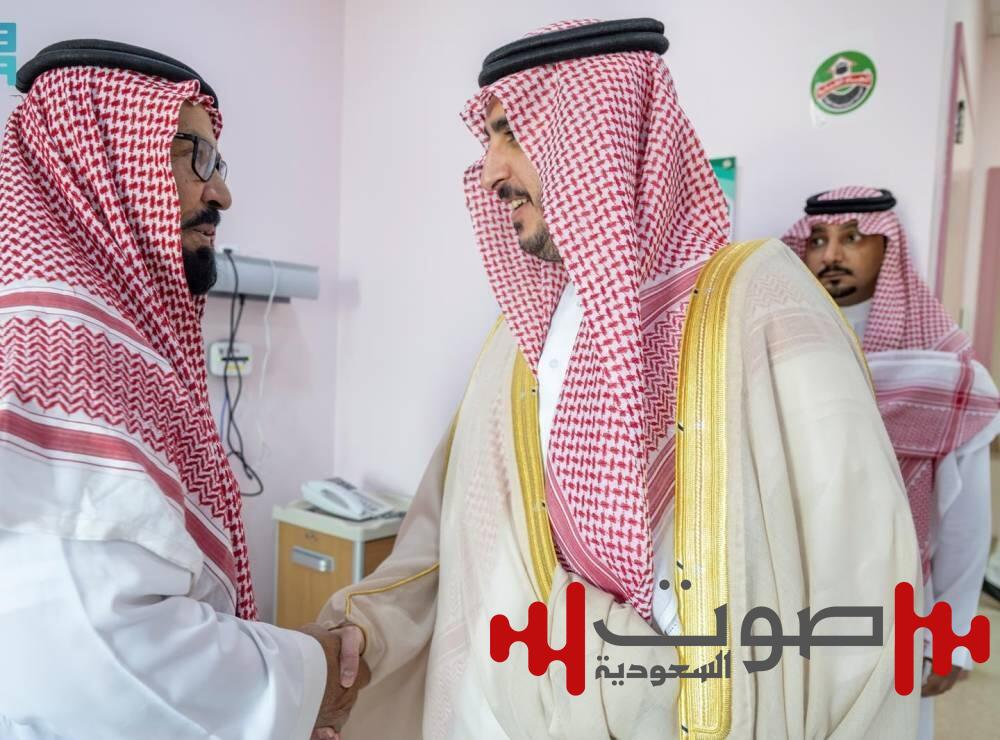 أمير الجوف يطمئن على صحة المعرّف الرويلي