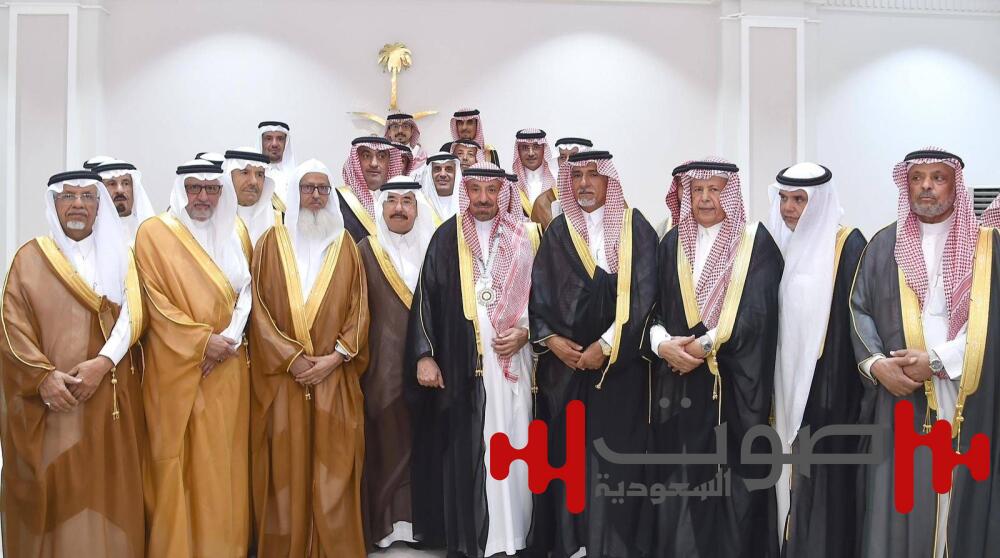 أمير نجران يتسلم قلادة ودرعاً من مؤسسة «قدوات عطاء ووفاء للوطن»