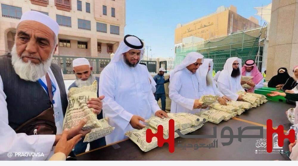الشؤون الدينية بالمسجد النبوي تستقبل طلائع الحجاج بالترحيب والهدايا