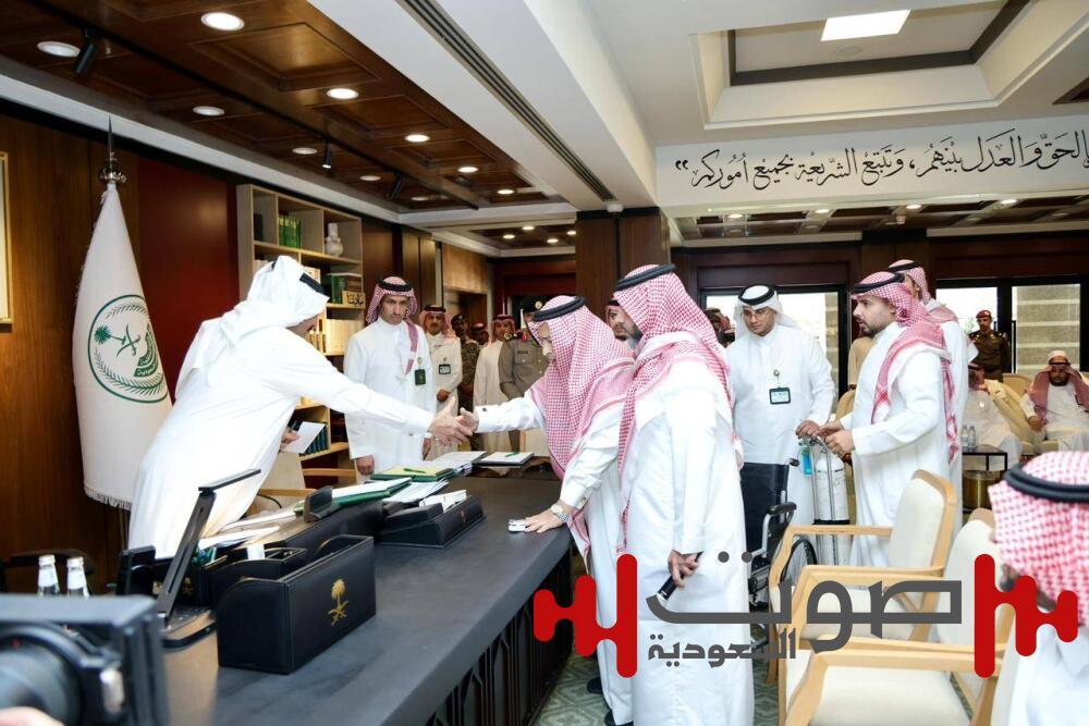 أمير عسير يكرّم عدداً من المميزين