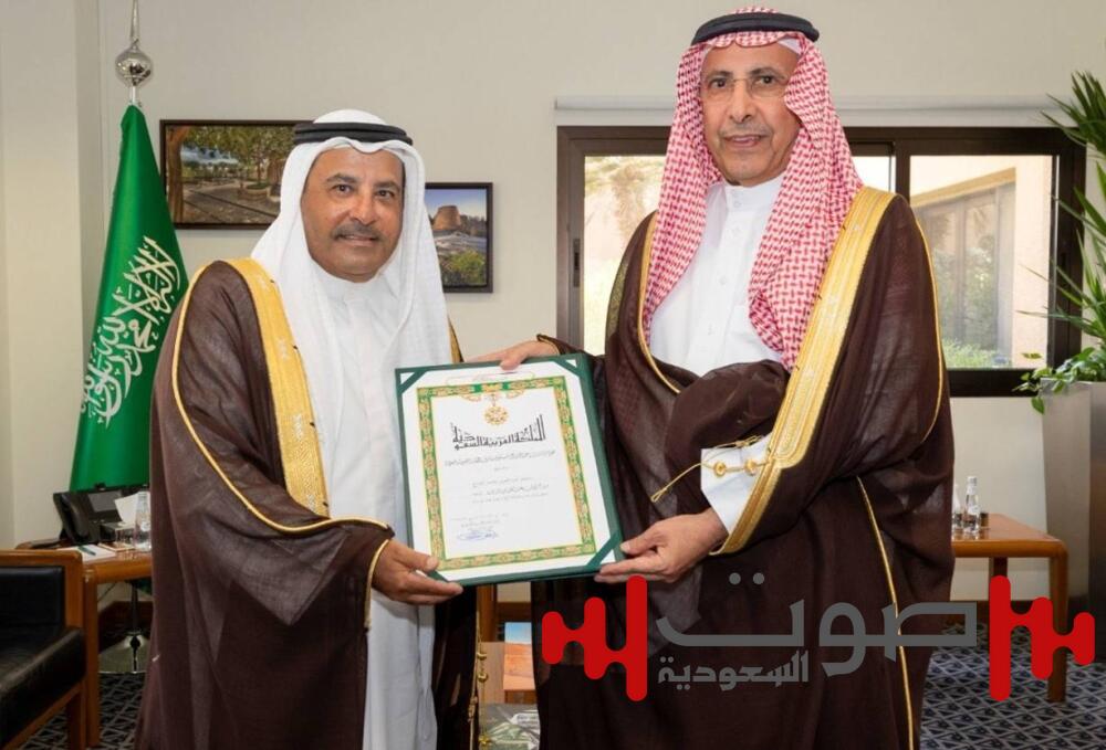 الرئيس التنفيذي لـ«ملَكيَّة الرياض» يُسلِّم الفوزان والشايع وسام الملك عبدالعزيز من الدرجة الرابعة
