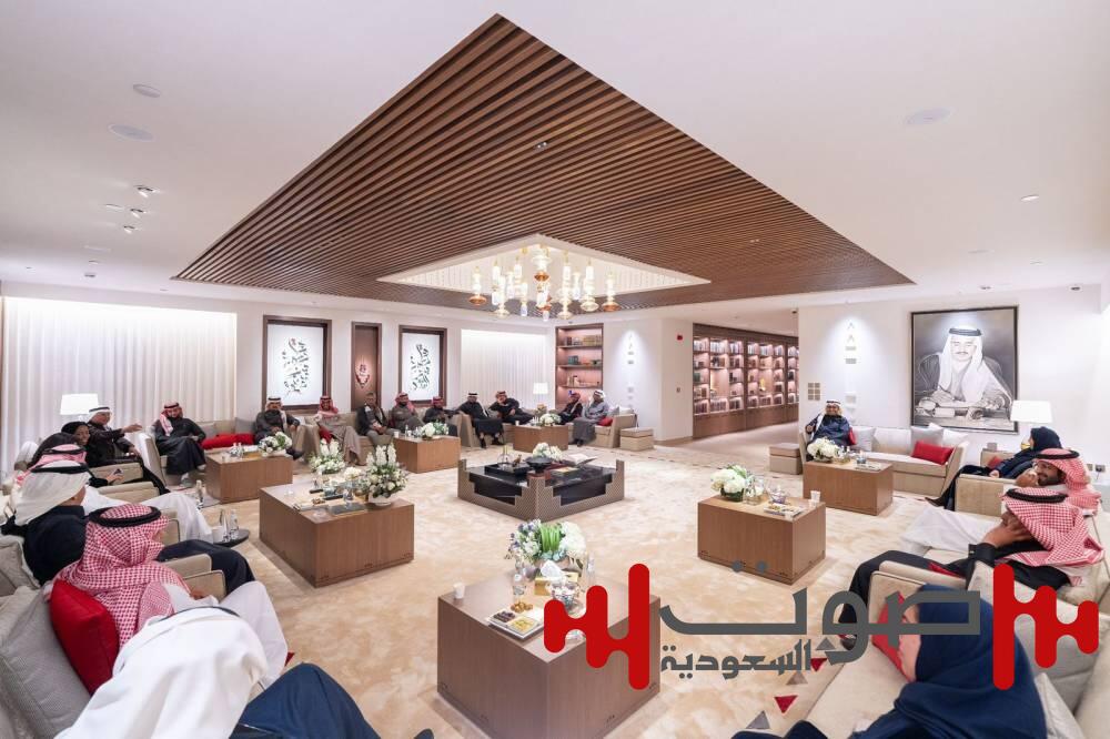 ديوانية القلم الذهبي تعقد أولى جلساتها النقاشية بحضور مجموعة مميزة من الأدباء والمثقفين