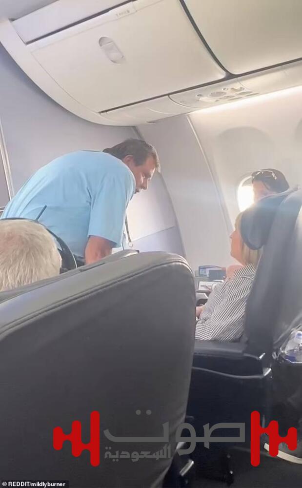 مضيفة ترفض مساعدة مسافرة من ذوي الاحتياجات