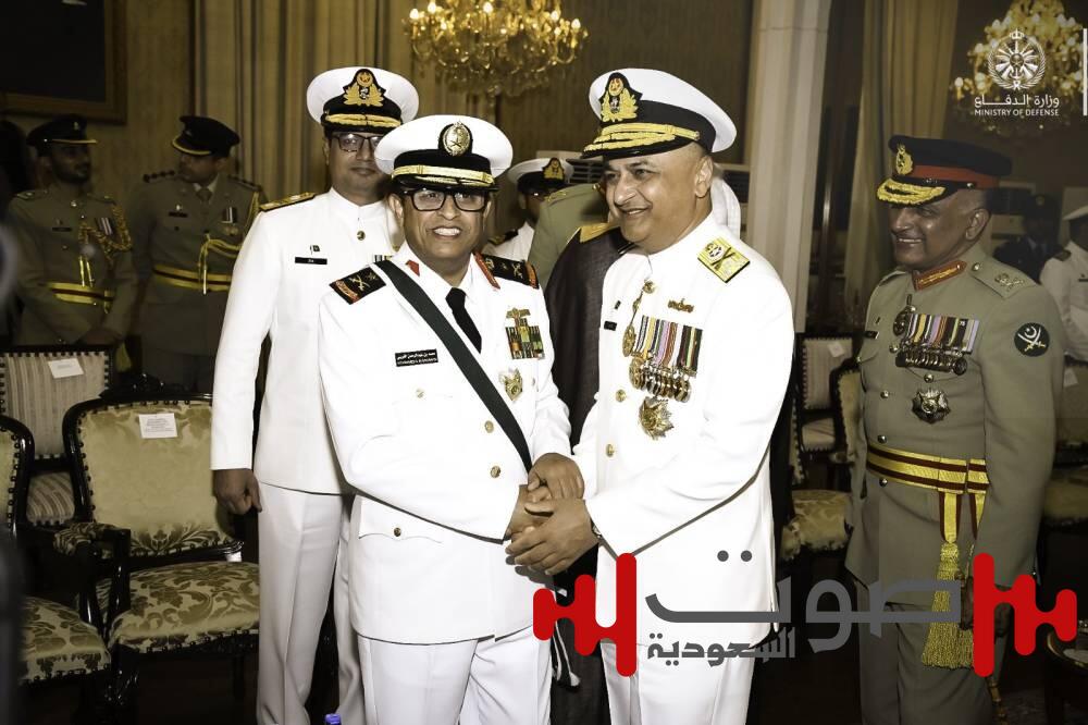 الرئيس الباكستاني يمنح رئيس أركان القوات البحرية السعودية وسام «نيشان الامتياز» العسكري