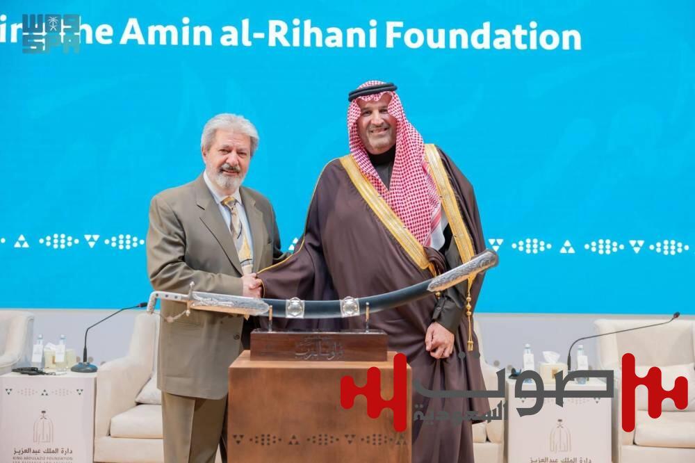 الأمير فيصل بن سلمان يكرم عائلة أمين الريحاني بسيف صنع في السعودية